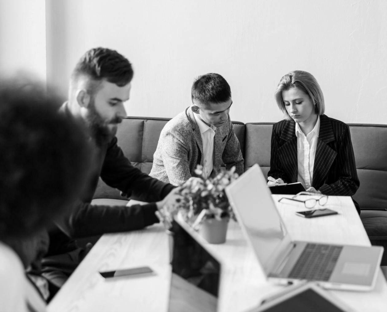 Profissionais analisando dados financeiros em ambiente corporativo
